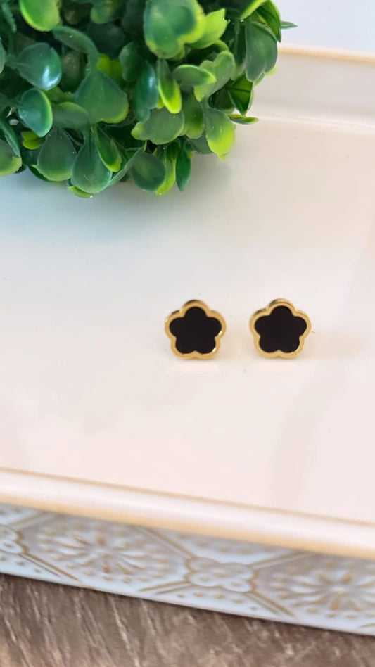 Aretes pequeños ¨Flor de nácar¨