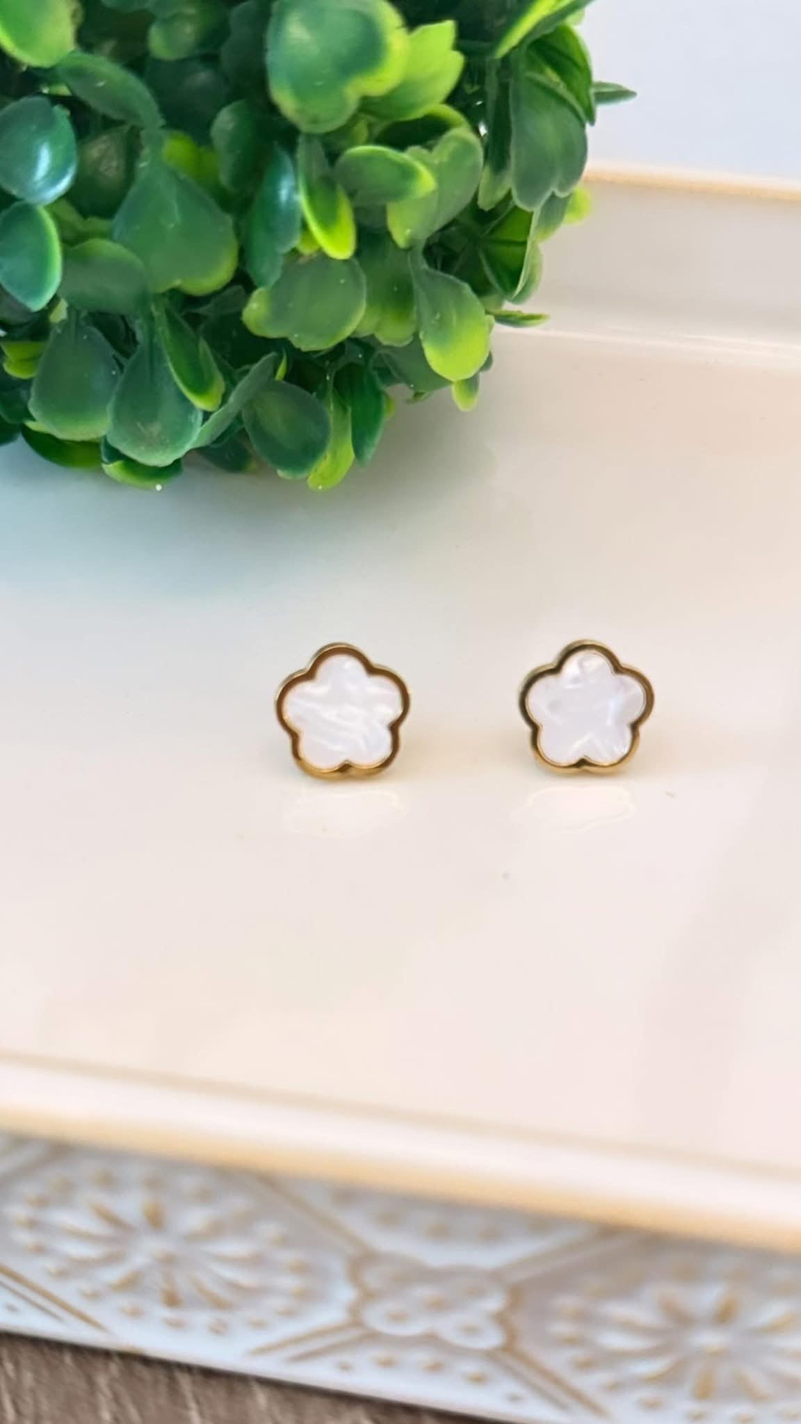 Aretes pequeños ¨Flor de nácar¨